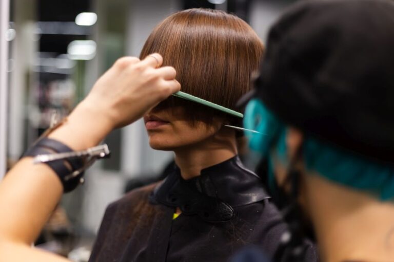Perfecting Short Hair with Bangs &#8211; the Expert’s Guide 2024